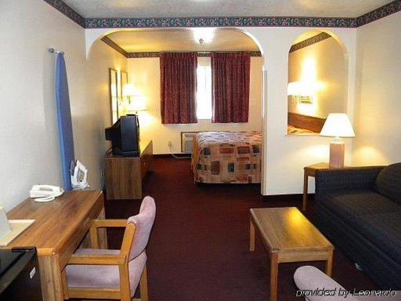 Econo Lodge Inn & Suites Albuquerque East I-40 Eubank Exit Room photo