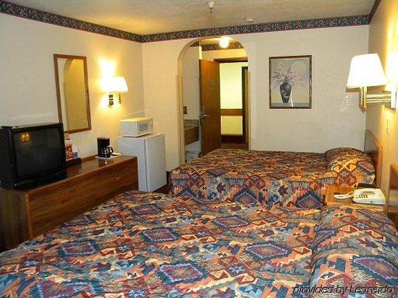Econo Lodge Inn & Suites Albuquerque East I-40 Eubank Exit Room photo
